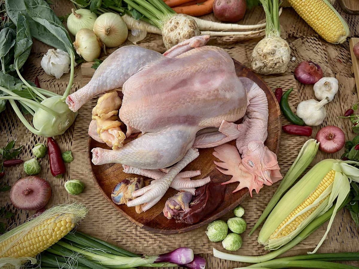 Előhűtött egész kappan belsőséggel